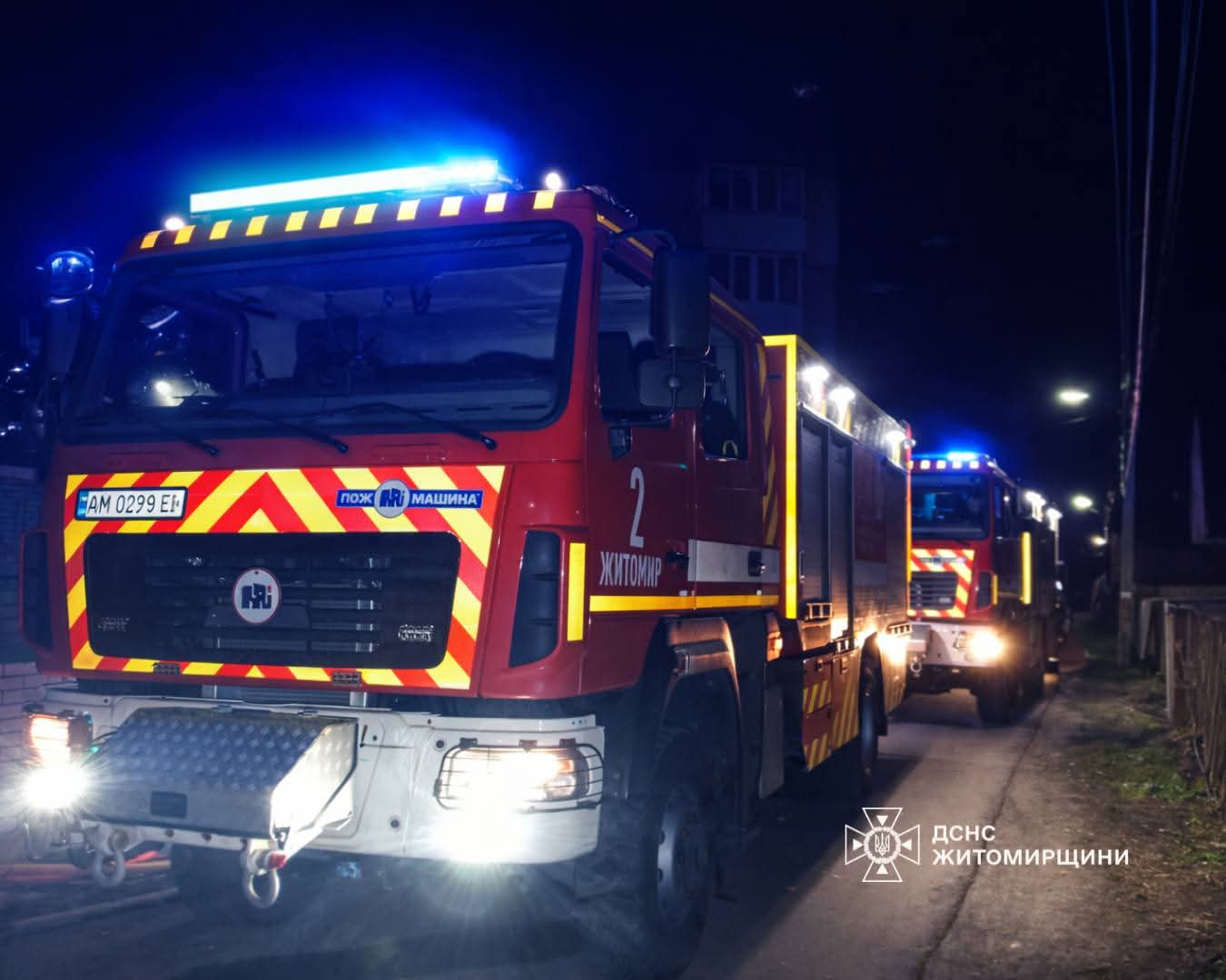 У Житомирі під час нічної пожежі рятувальники врятували літнього чоловіка