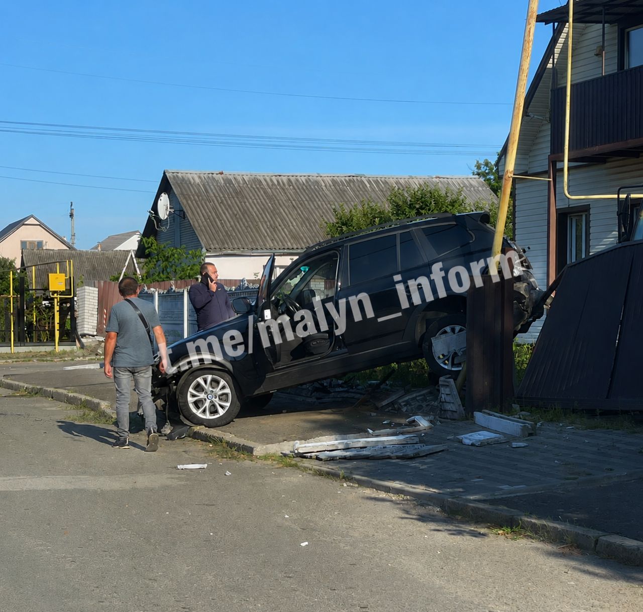 У Малині водій BMW двічі за ранок зніс паркан: після першої ДТП знову сів за кермо та врізався в газову трубу
