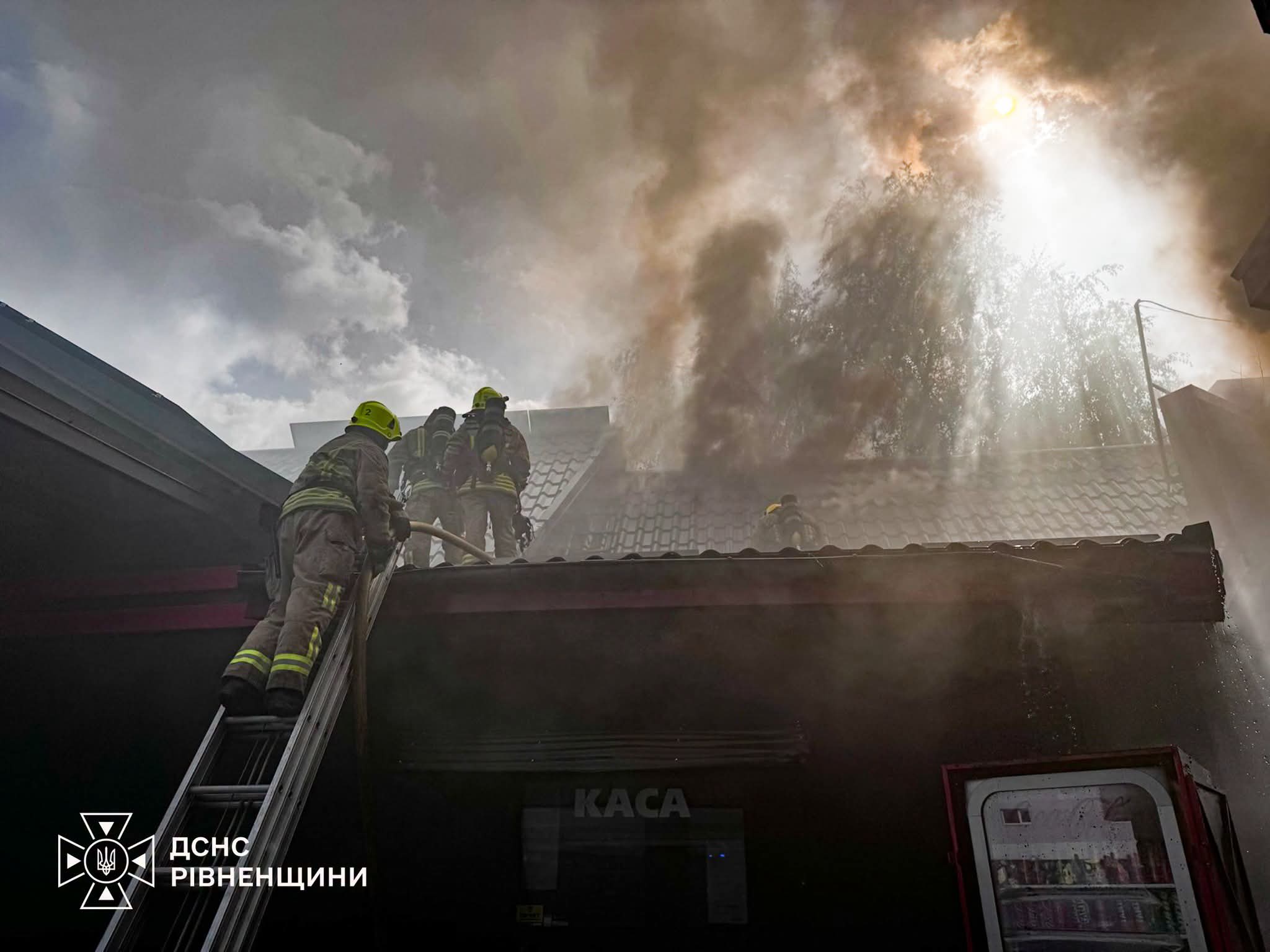 У Рівному виникла масштабна пожежа: працюють 20 вогнеборців