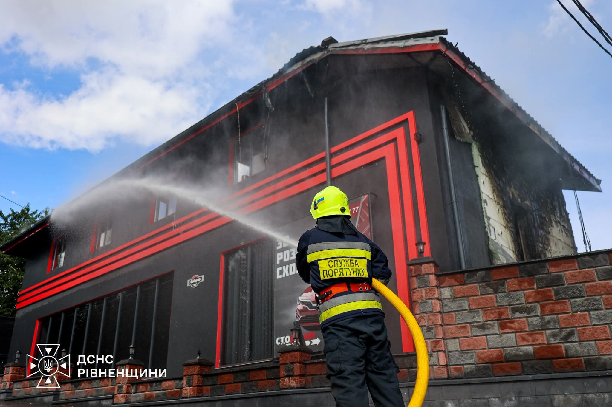 У Рівному спалахнула СТО: вогонь перекинувся на сусідню будівлю