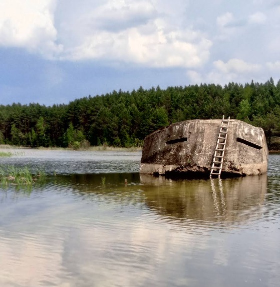 Затоплений піщаний кар’єр та ДОТ біля Рудні-Озерянської 