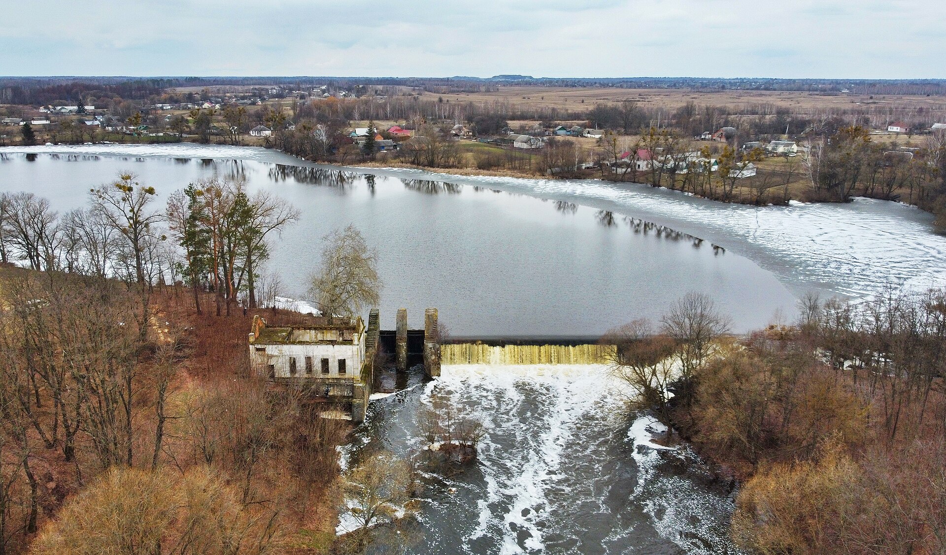 Немирівська ГЕС на Ужі — закинута гідростанція зі штучним водоспадом