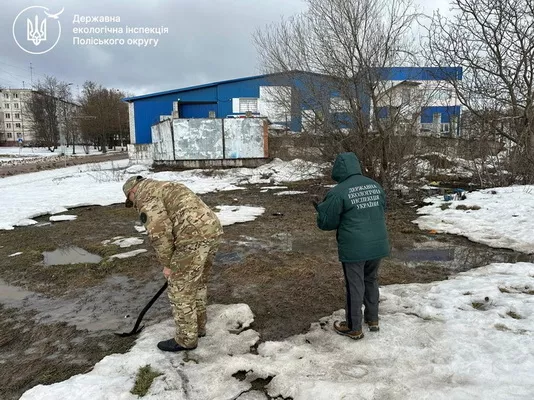 На Житомирщині зафіксували екопорушення: рибалка на зимувальній ямі та можливий скид стоків у Крошенку