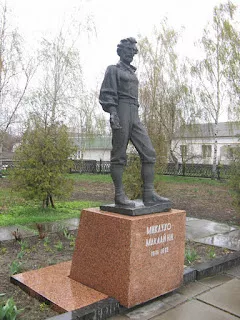 Пам'ятник Миклухо-Маклаю у Малині Пам'ятник Миклухо-Маклаю у Малині