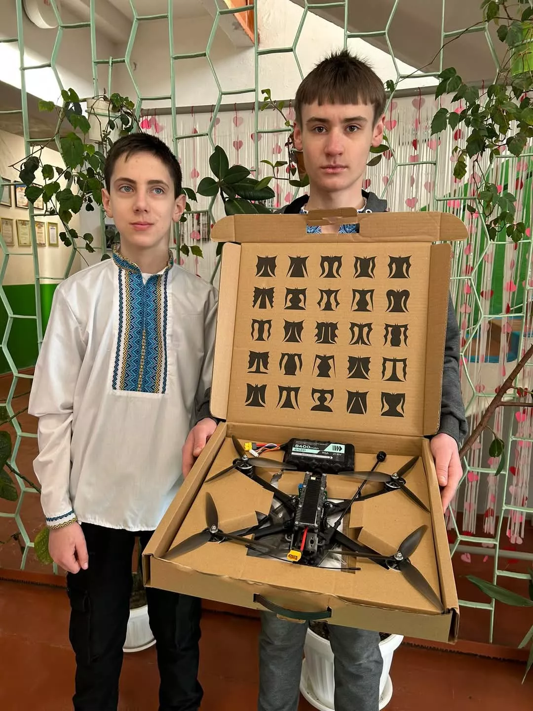 Великорацький ліцей допомагає ЗСУ: закуплено дрон для наших захисників