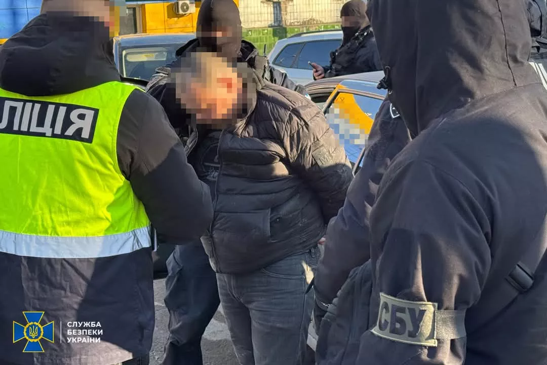 Виїзд за кордон за 20 тисяч доларів: в Житомирі затримали організатора схеми