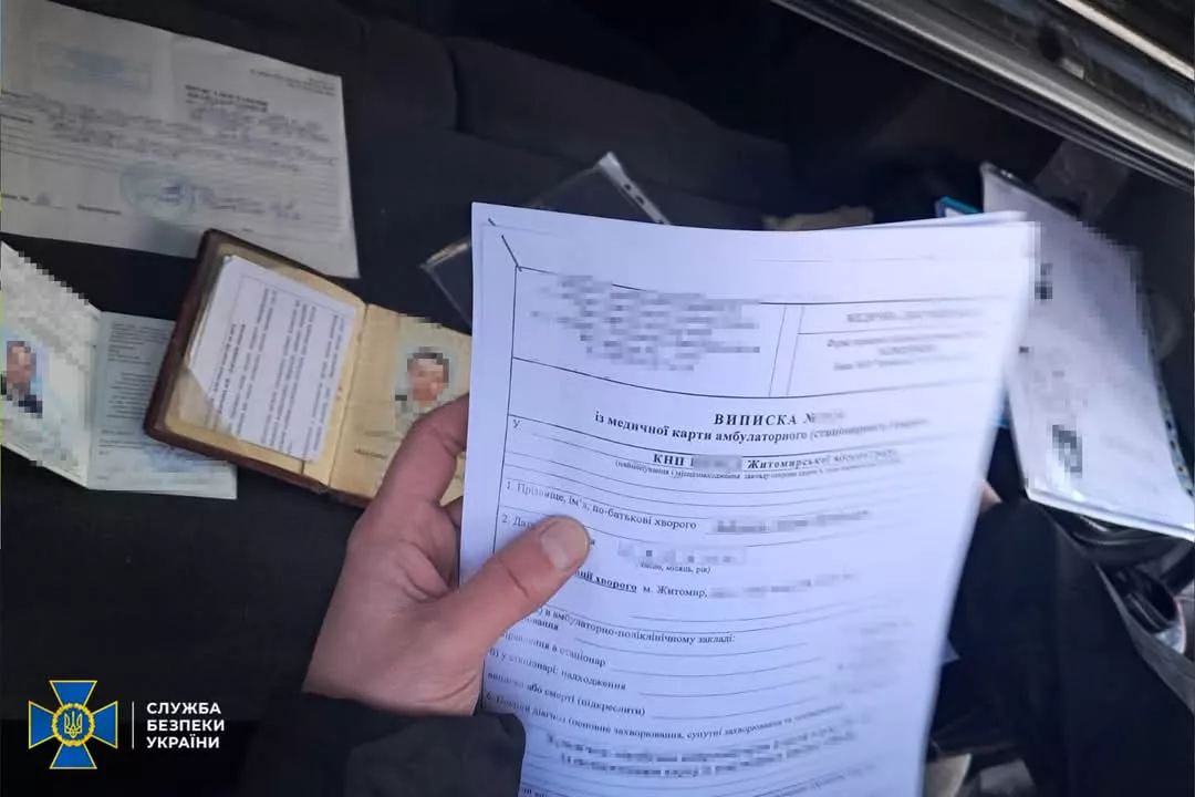 Виїзд за кордон за 20 тисяч доларів: в Житомирі затримали організатора схеми