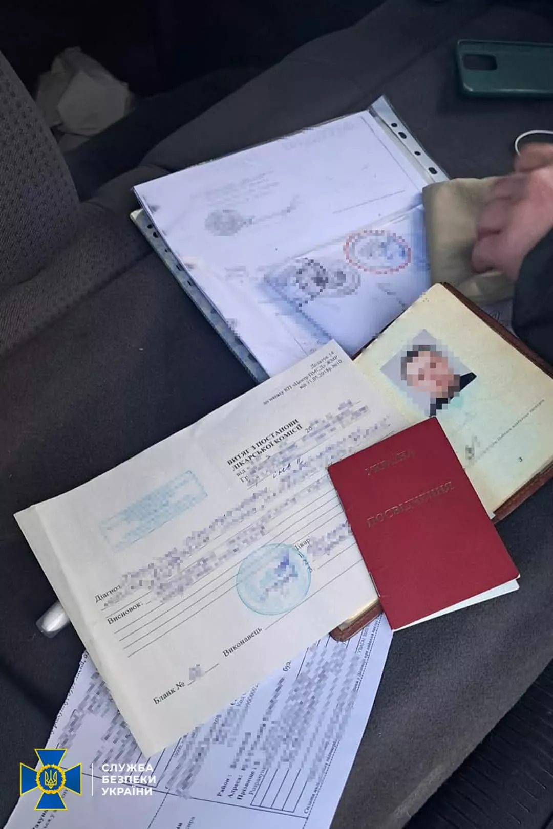 Виїзд за кордон за 20 тисяч доларів: в Житомирі затримали організатора схеми