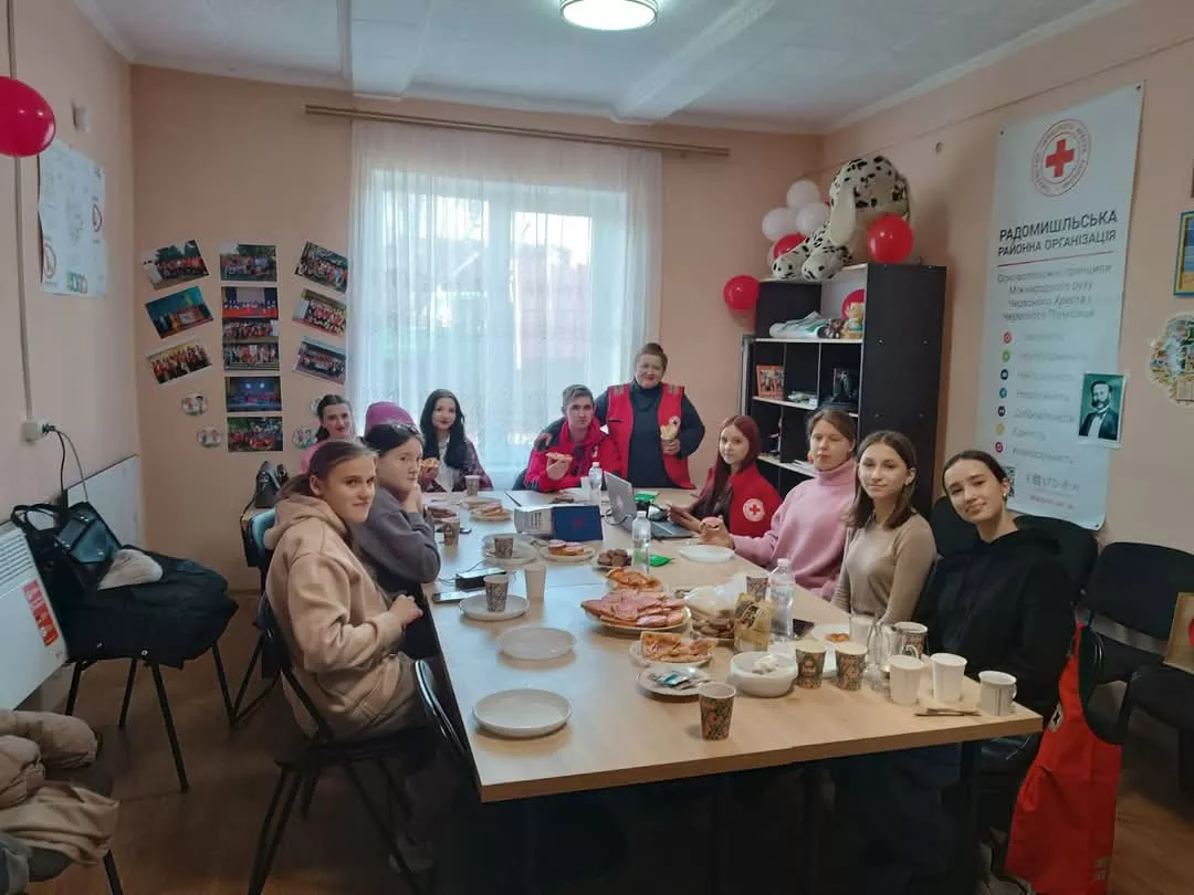  У Радомишльському Червоному Хресті відкрився молодіжно-волонтерський простір "Вітрила мрій"