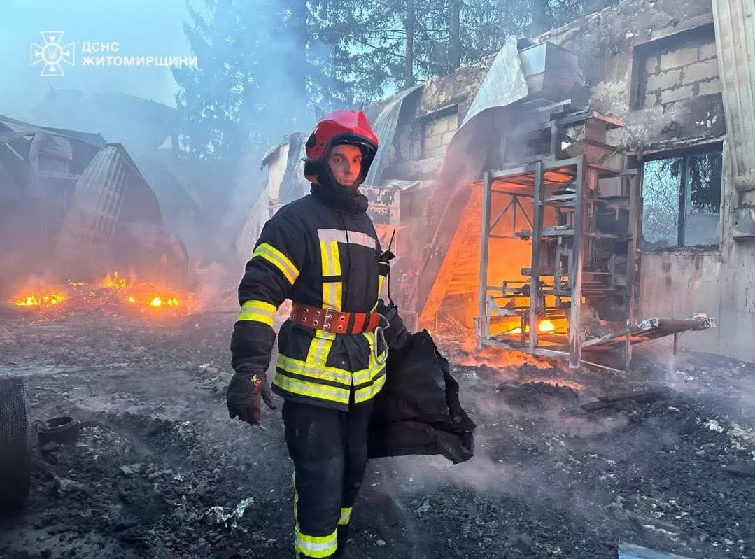 Рятувальники ліквідували пожежу на деревопереробному підприємстві у Радомишлі