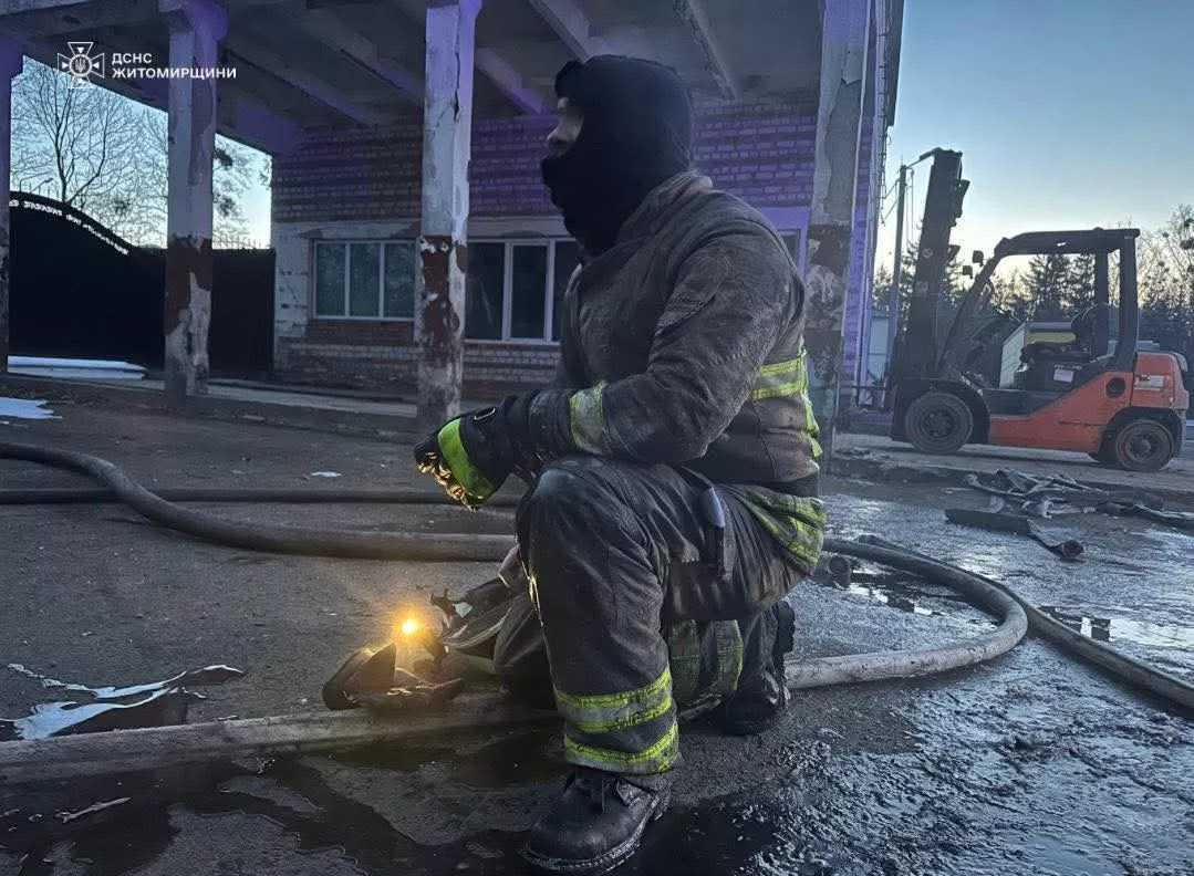 Рятувальники ліквідували пожежу на деревопереробному підприємстві у Радомишлі