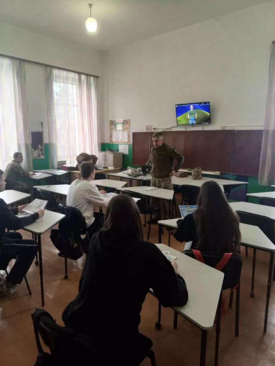 Радомишльський ТЦК допомагає старшокласникам з вибором професії 