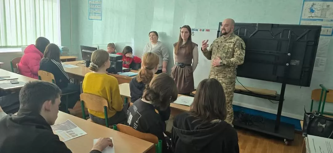Радомишльський ТЦК допомагає старшокласникам з вибором професії 