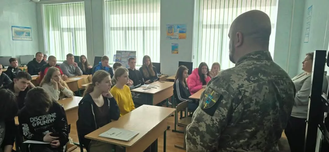 Радомишльський ТЦК допомагає старшокласникам з вибором професії 