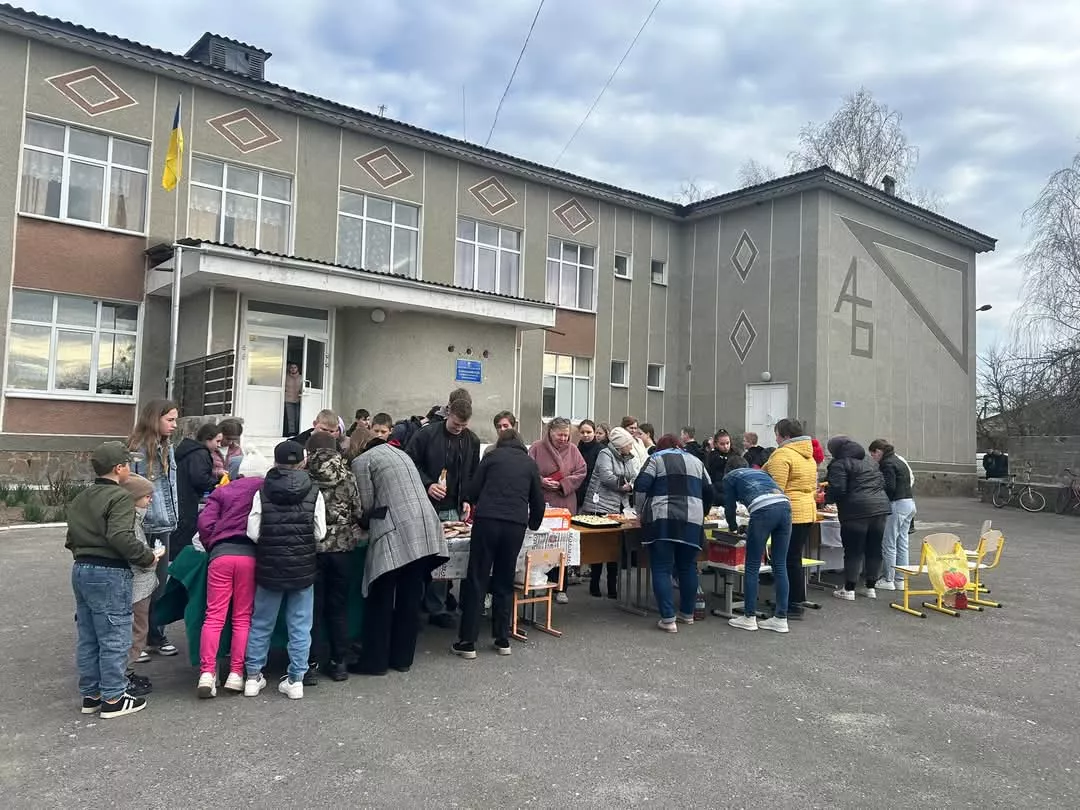 У Великорацькому ліцеї відбувся благодійний ярмарок на підтримку ЗСУ