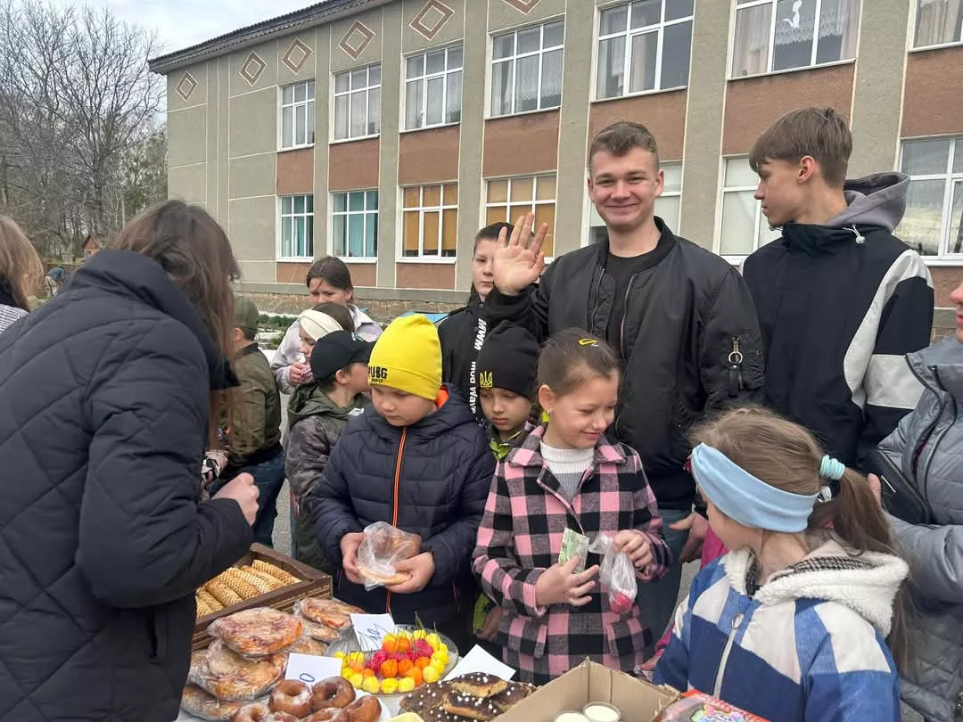У Великорацькому ліцеї відбувся благодійний ярмарок на підтримку ЗСУ