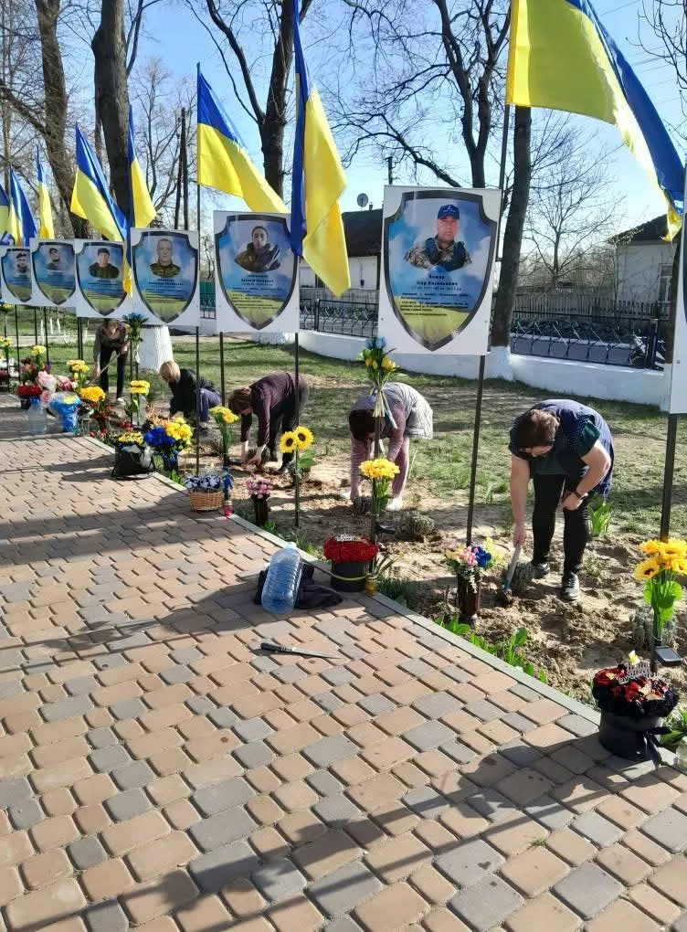 У Потіївській громаді родини загиблих Героїв висадили пам'ятну алею лаванди