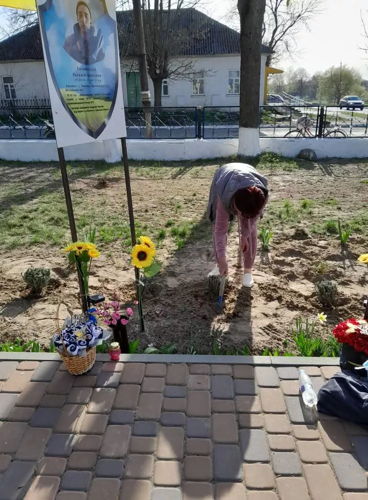 У Потіївській громаді родини загиблих Героїв висадили пам'ятну алею лаванди