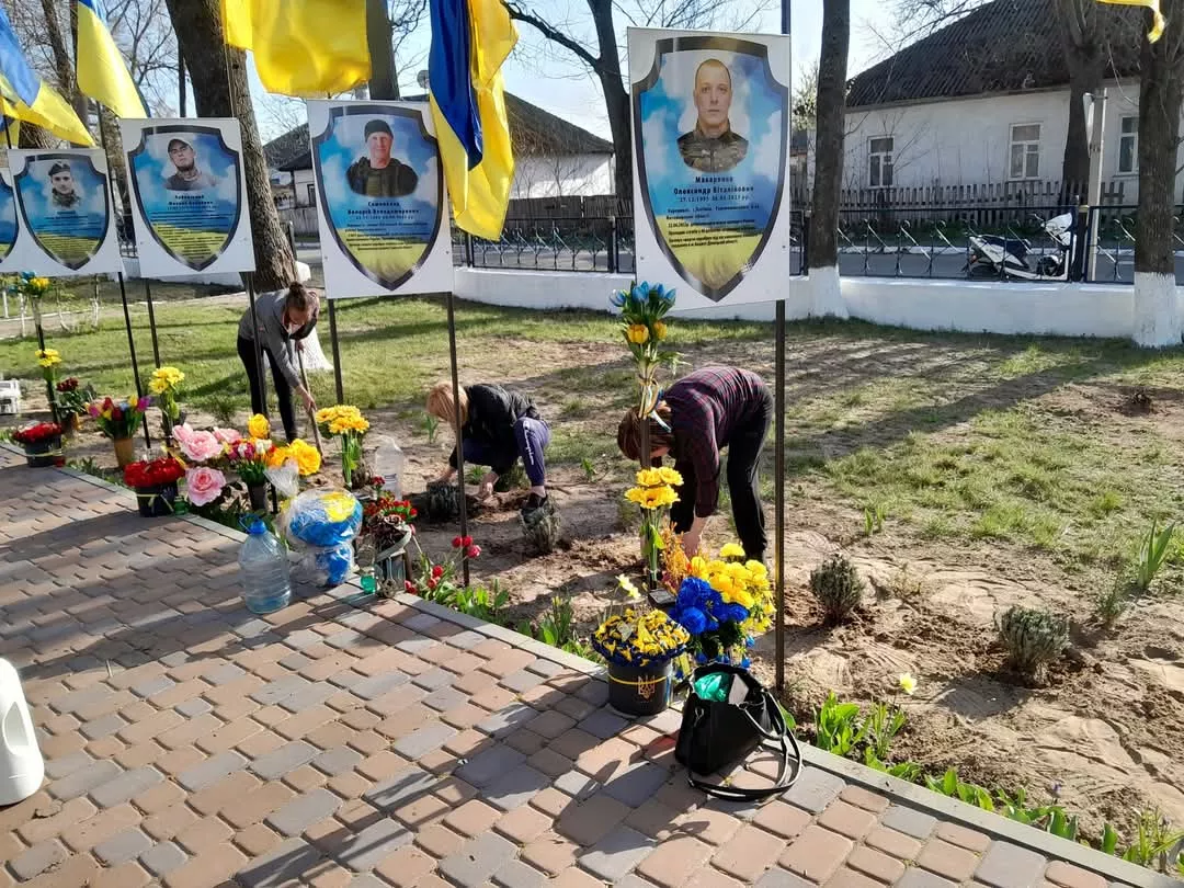 У Потіївській громаді родини загиблих Героїв висадили пам'ятну алею лаванди