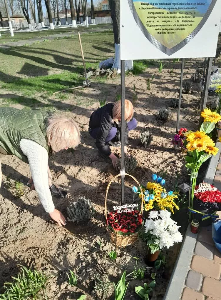 У Потіївській громаді родини загиблих Героїв висадили пам'ятну алею лаванди