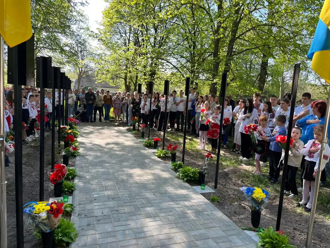 У селі Велика Рача відкрили Алею пам'яті та слави Героїв