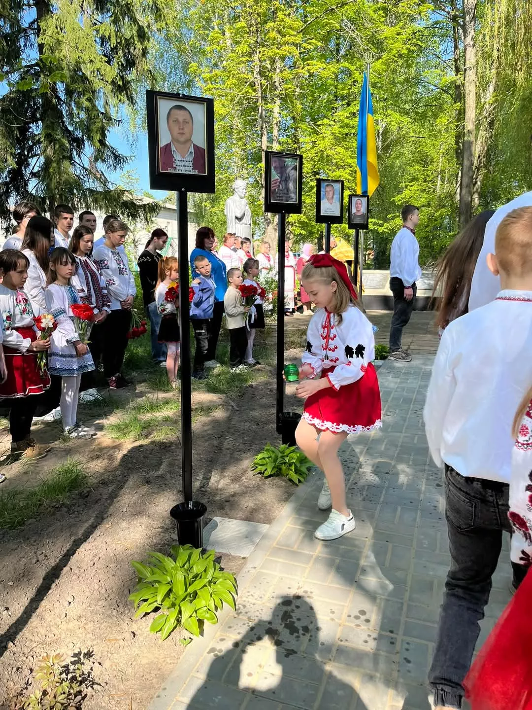 У селі Велика Рача відкрили Алею пам'яті та слави Героїв