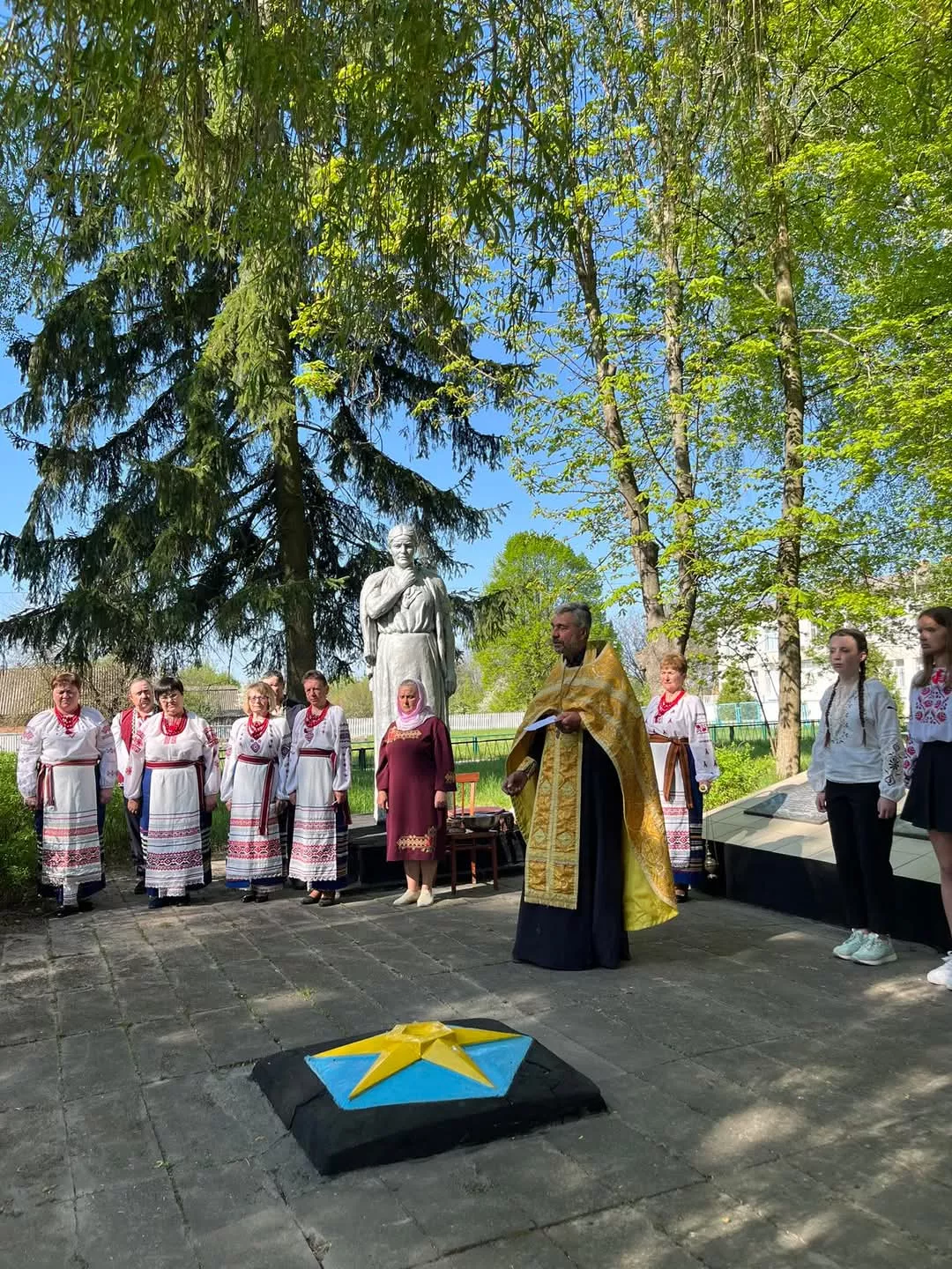 У селі Велика Рача відкрили Алею пам'яті та слави Героїв