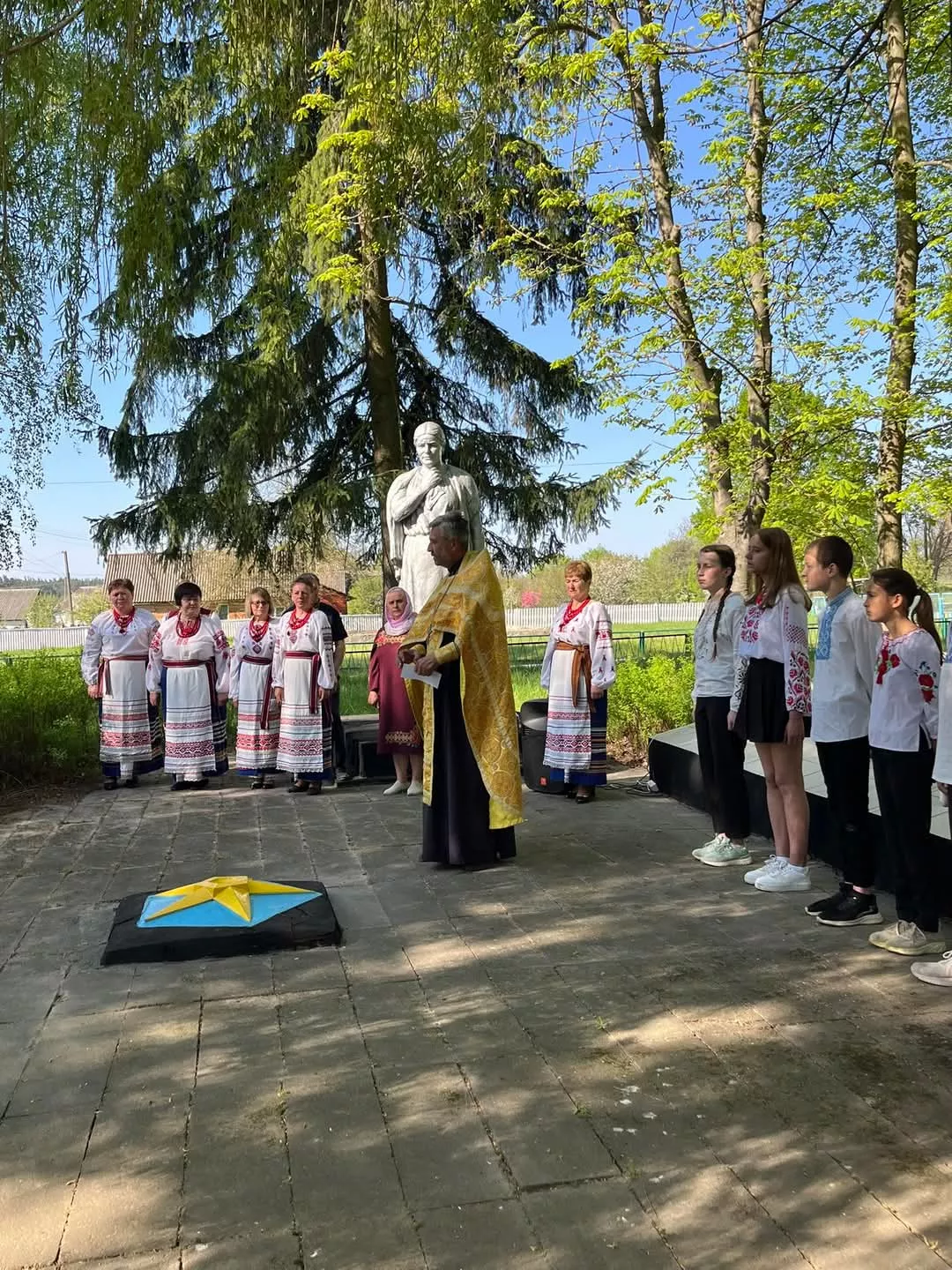 У селі Велика Рача відкрили Алею пам'яті та слави Героїв