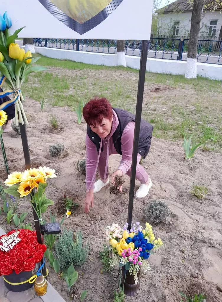 У Потіївській громаді висадили кущі гербери в пам'ять про загиблих Героїв