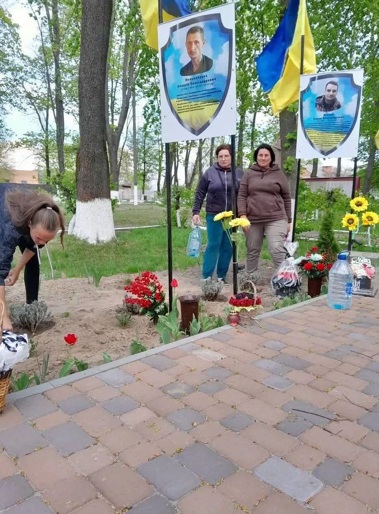 У Потіївській громаді висадили кущі гербери в пам'ять про загиблих Героїв