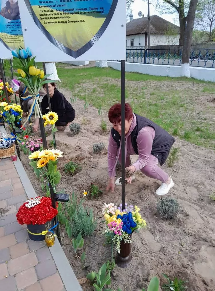 У Потіївській громаді висадили кущі гербери в пам'ять про загиблих Героїв