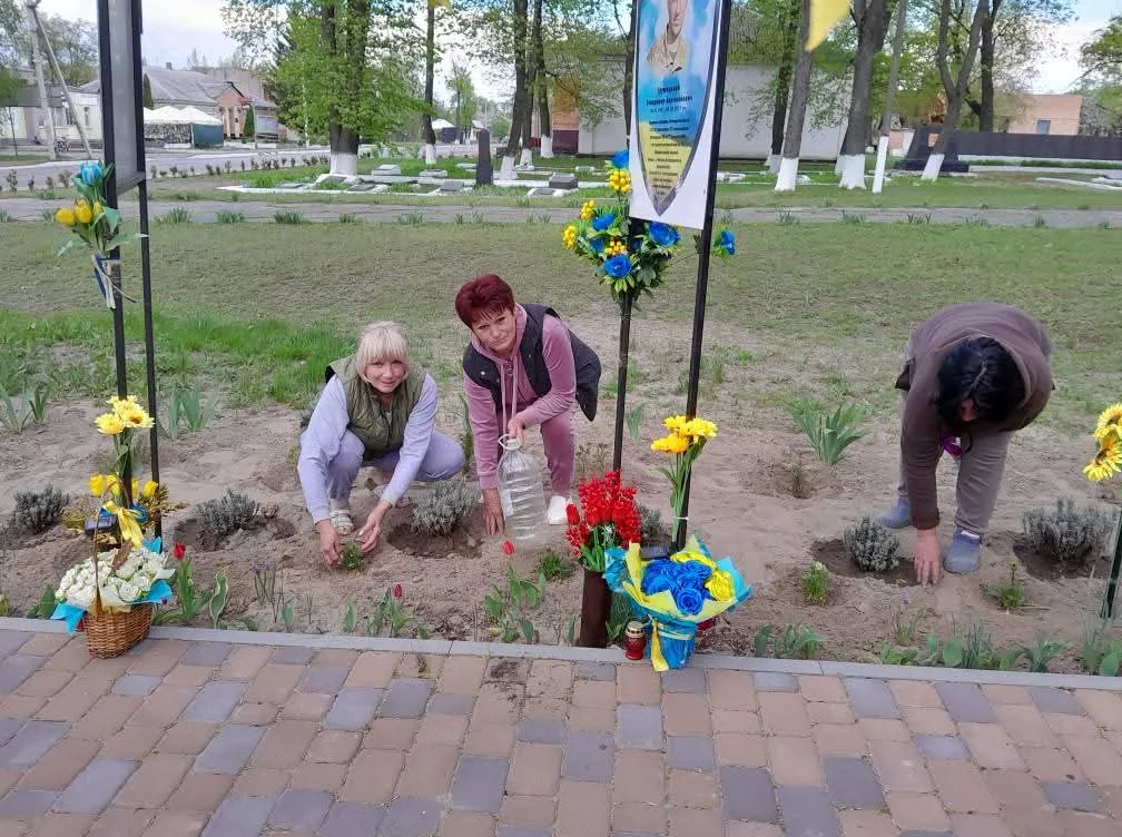 У Потіївській громаді висадили кущі гербери в пам'ять про загиблих Героїв
