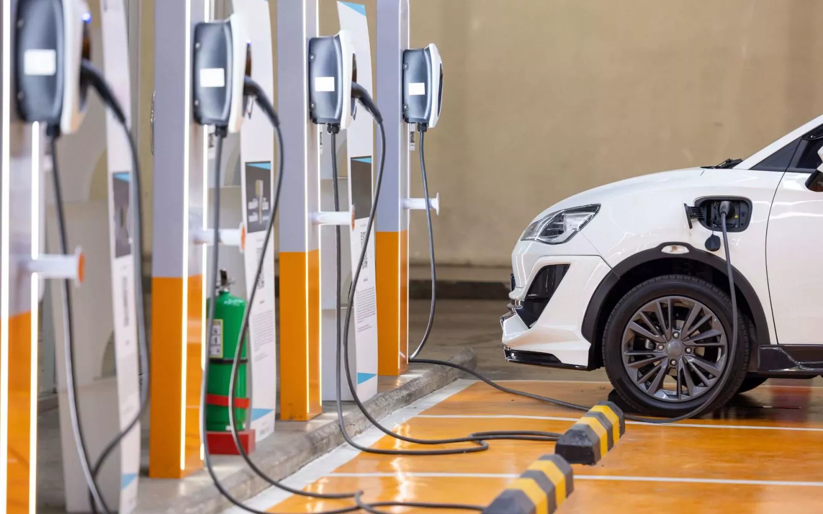 Зарядні станції EV: як вибрати, приклади цін і місця купівлі