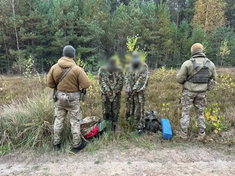 Костюми "кікімора" не врятували: як житомирські прикордонники розкрили спробу втечі двох киян за кордон
