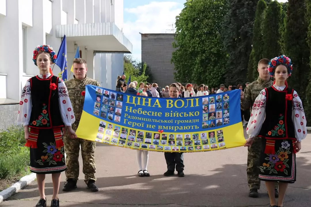 У День пам’яті та примирення у Радомишльській громаді вшанували загиблих у Другій світовій війні та героїв сучасної війни