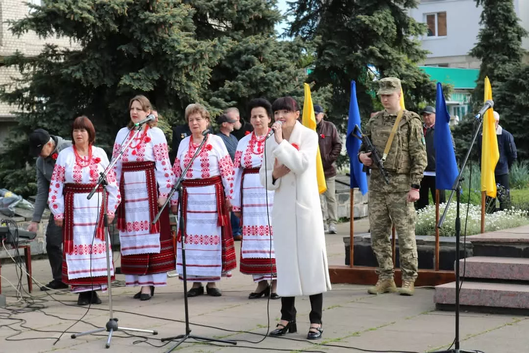У День пам’яті та примирення у Радомишльській громаді вшанували загиблих у Другій світовій війні та героїв сучасної війни