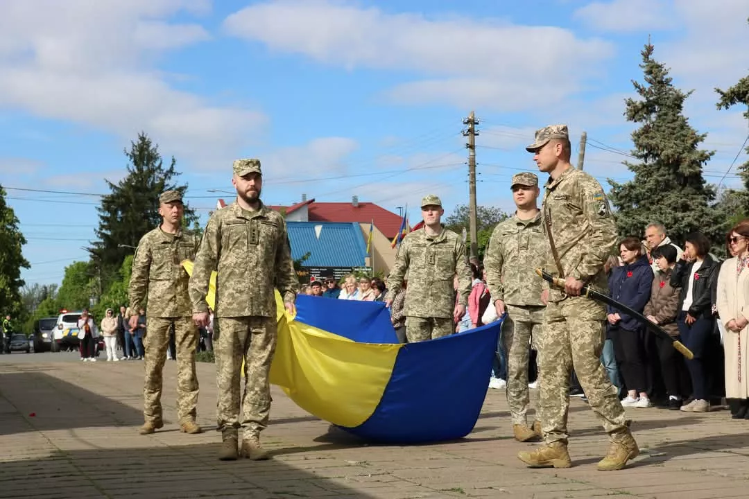 У День пам’яті та примирення у Радомишльській громаді вшанували загиблих у Другій світовій війні та героїв сучасної війни