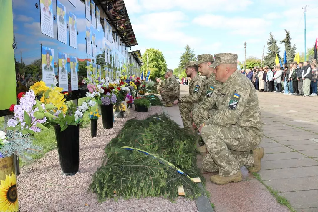 У День пам’яті та примирення у Радомишльській громаді вшанували загиблих у Другій світовій війні та героїв сучасної війни