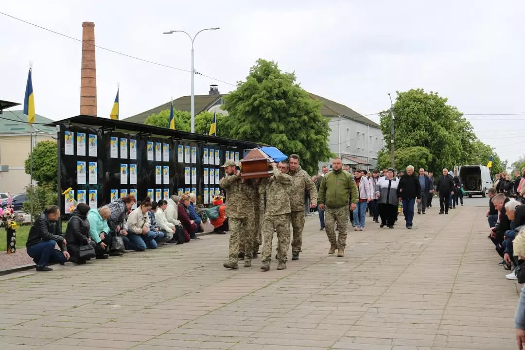 Радомишльщина попрощалася з Героєм Максимом Язиковим, який повернувся додому через півтора року після загибелі