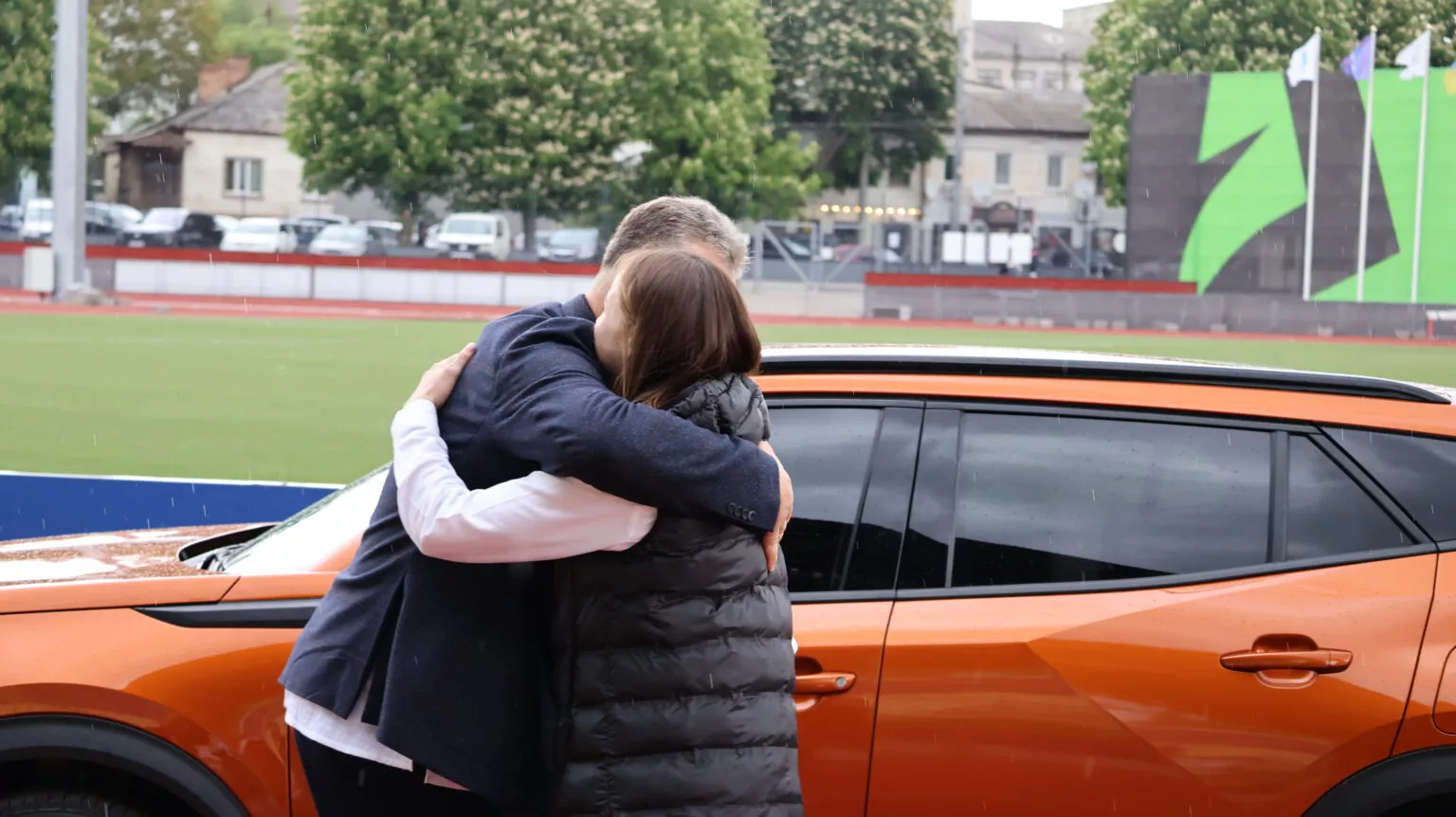 Віталій Бунечко та благодійники вручили автомобіль чемпіонці Ірині Бондар