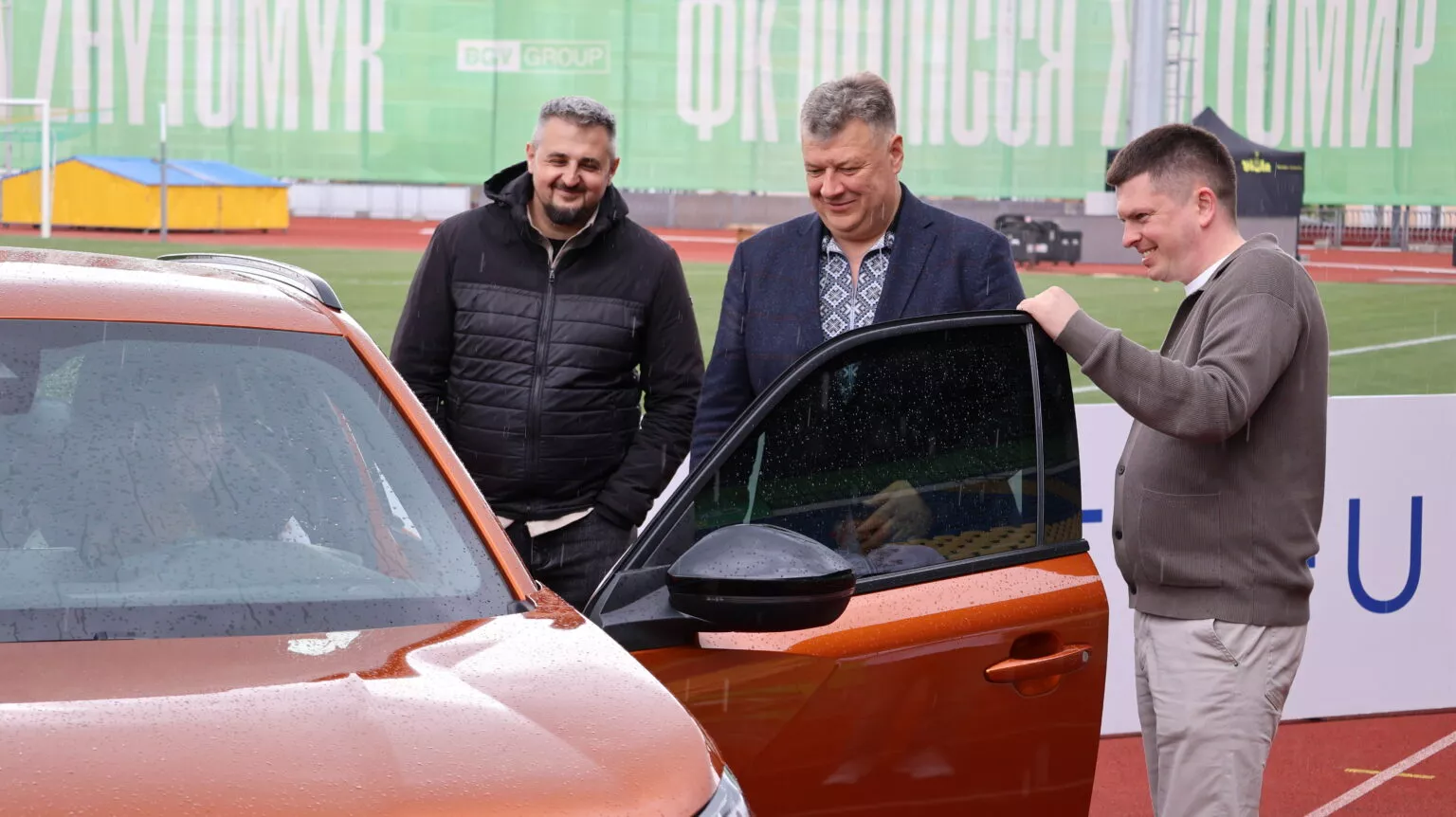 Віталій Бунечко та благодійники вручили автомобіль чемпіонці Ірині Бондар