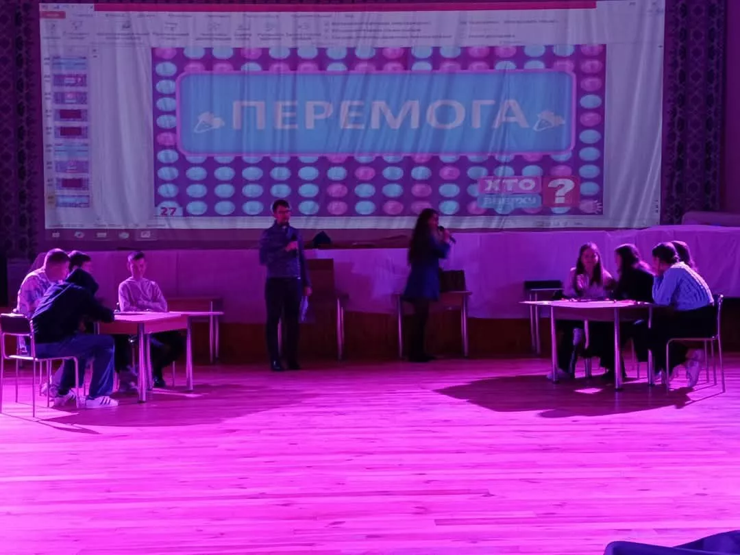 У Радомишлі в публічній бібліотеці-медіатеці відбулась молодіжна гра "Хто зверху?"