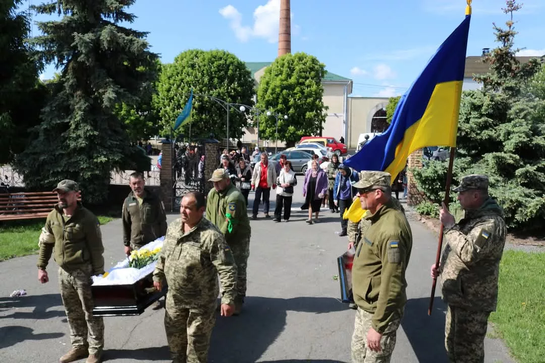 Радомишльська громада провела в останню путь свого захисника – Віталія Павленка