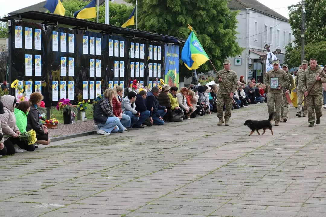 Радомишльська громада провела в останню путь свого захисника – Віталія Павленка
