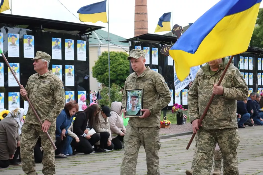 Радомишльська громада провела в останню путь свого захисника – Віталія Павленка