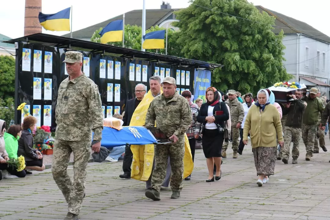 Радомишльська громада провела в останню путь свого захисника – Віталія Павленка