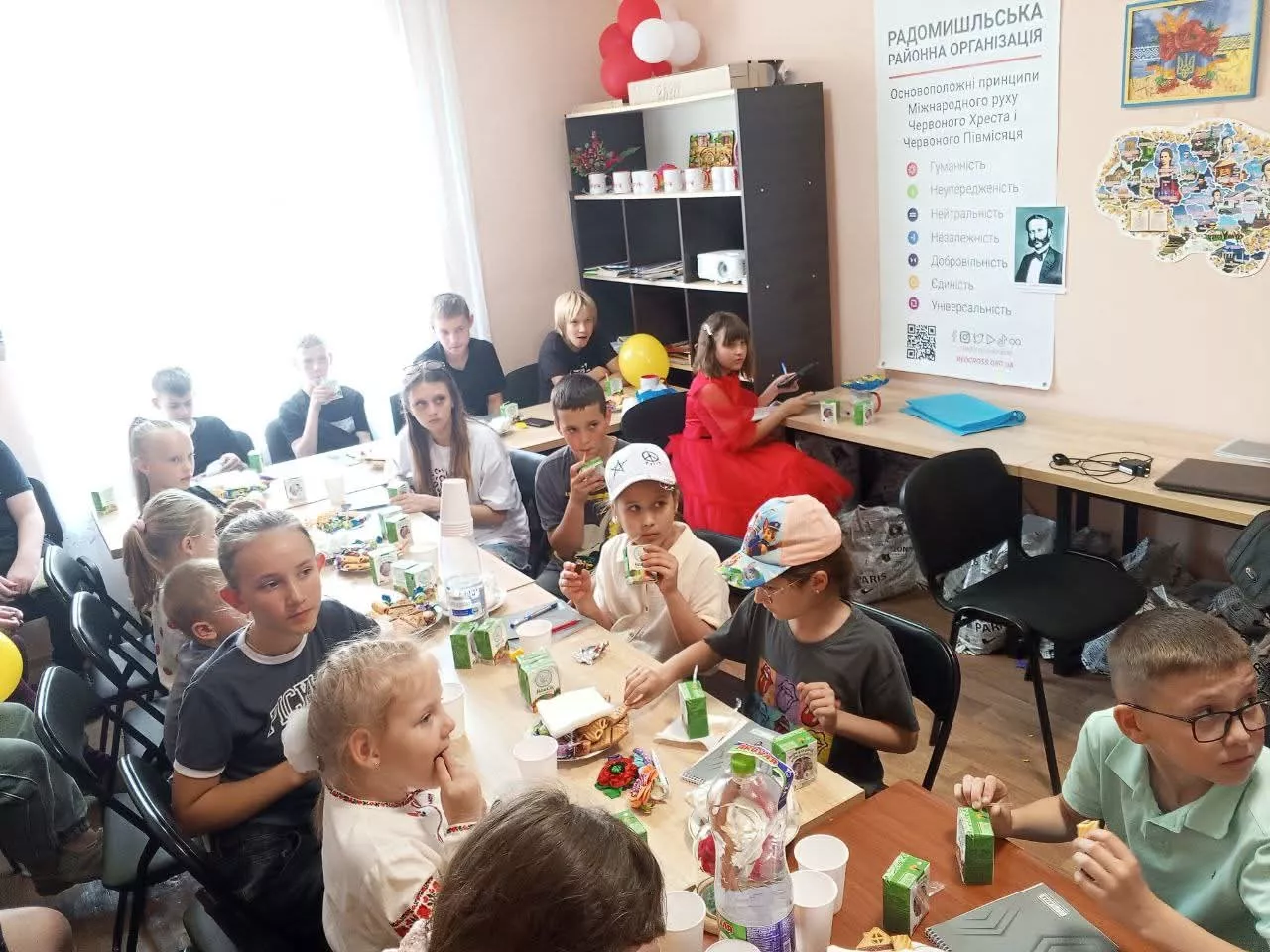 Радомишльський Червоний Хрест подарував дітям героїв незабутнє свято