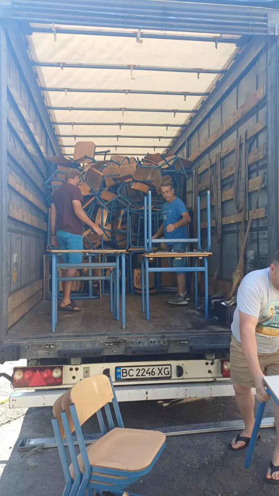 Радомишльська громада отримала шкільні меблі від німецького міста-побратима