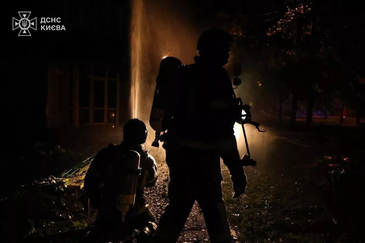 Повітряна тривога: вибухи в Києві пошкодили будинки та лікарню