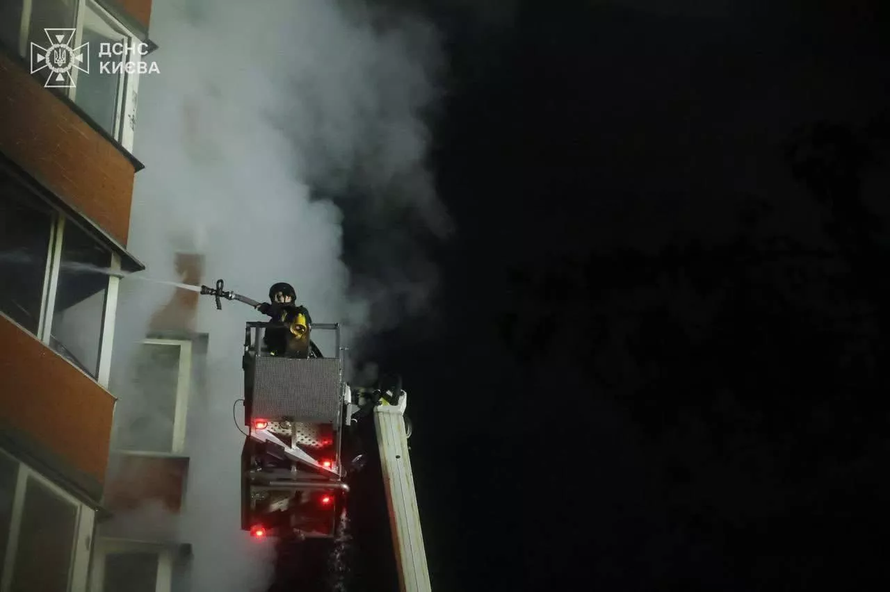 Повітряна тривога: вибухи в Києві пошкодили будинки та лікарню